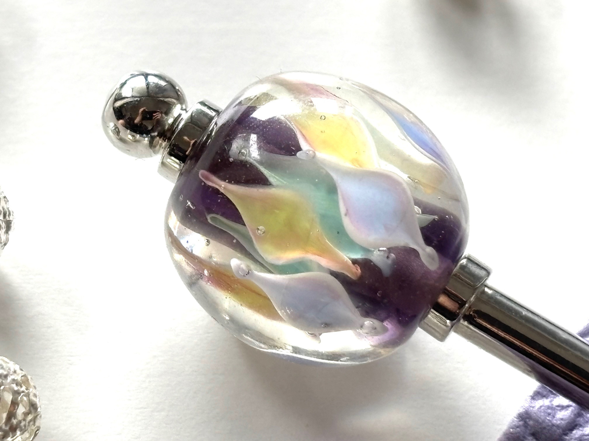 かんざし　人魚の鱗の様な紫とパステルカラーのとんぼ玉　一本挿し　一本簪　パープル　涼しげ　ガラス　トンボ玉