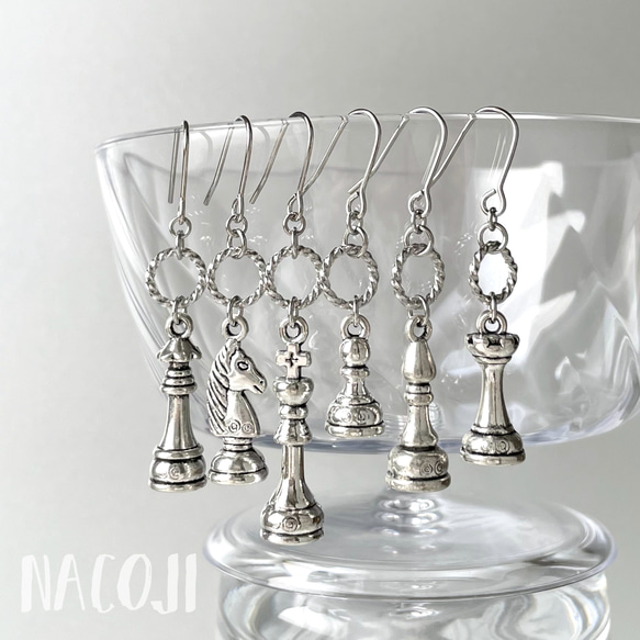 【完売品】BAR Jewellery ミニシルバーフックピアス チェス駒ピアス スタイリッシュなシルバーカラー ピアス（フック