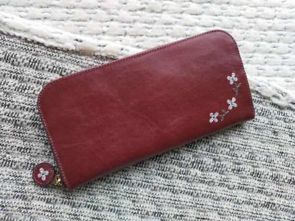 刺繡皮革錢包“hana*hana”深紅色（牛皮）☆修身圓形拉鍊型 第8張的照片