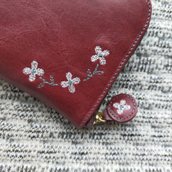 刺繡皮革錢包“hana*hana”深紅色（牛皮）☆修身圓形拉鍊型 第3張的照片