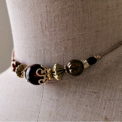 深紅色アクリルビーズとゴールド色ビーズのチョーカーネックレス 7枚目の画像