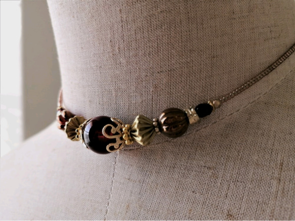 深紅色アクリルビーズとゴールド色ビーズのチョーカーネックレス 7枚目の画像