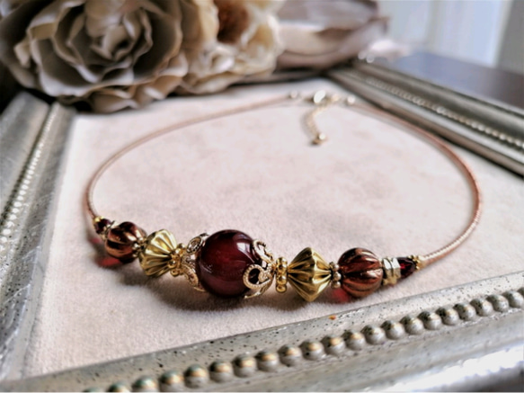 深紅色アクリルビーズとゴールド色ビーズのチョーカーネックレス 1枚目の画像