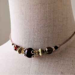 深紅色アクリルビーズとゴールド色ビーズのチョーカーネックレス 2枚目の画像