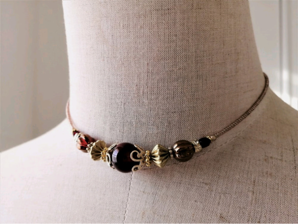 深紅色アクリルビーズとゴールド色ビーズのチョーカーネックレス 2枚目の画像