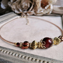 深紅色アクリルビーズとゴールド色ビーズのチョーカーネックレス 4枚目の画像