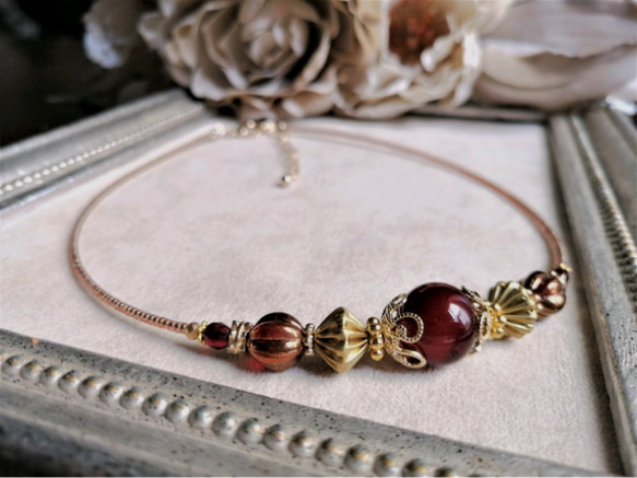 深紅色アクリルビーズとゴールド色ビーズのチョーカーネックレス 4枚目の画像