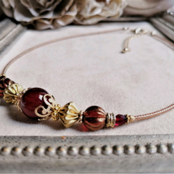 深紅色アクリルビーズとゴールド色ビーズのチョーカーネックレス 5枚目の画像