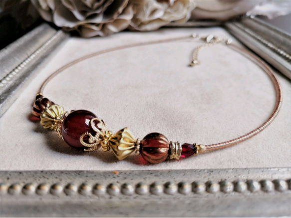 深紅色アクリルビーズとゴールド色ビーズのチョーカーネックレス 5枚目の画像