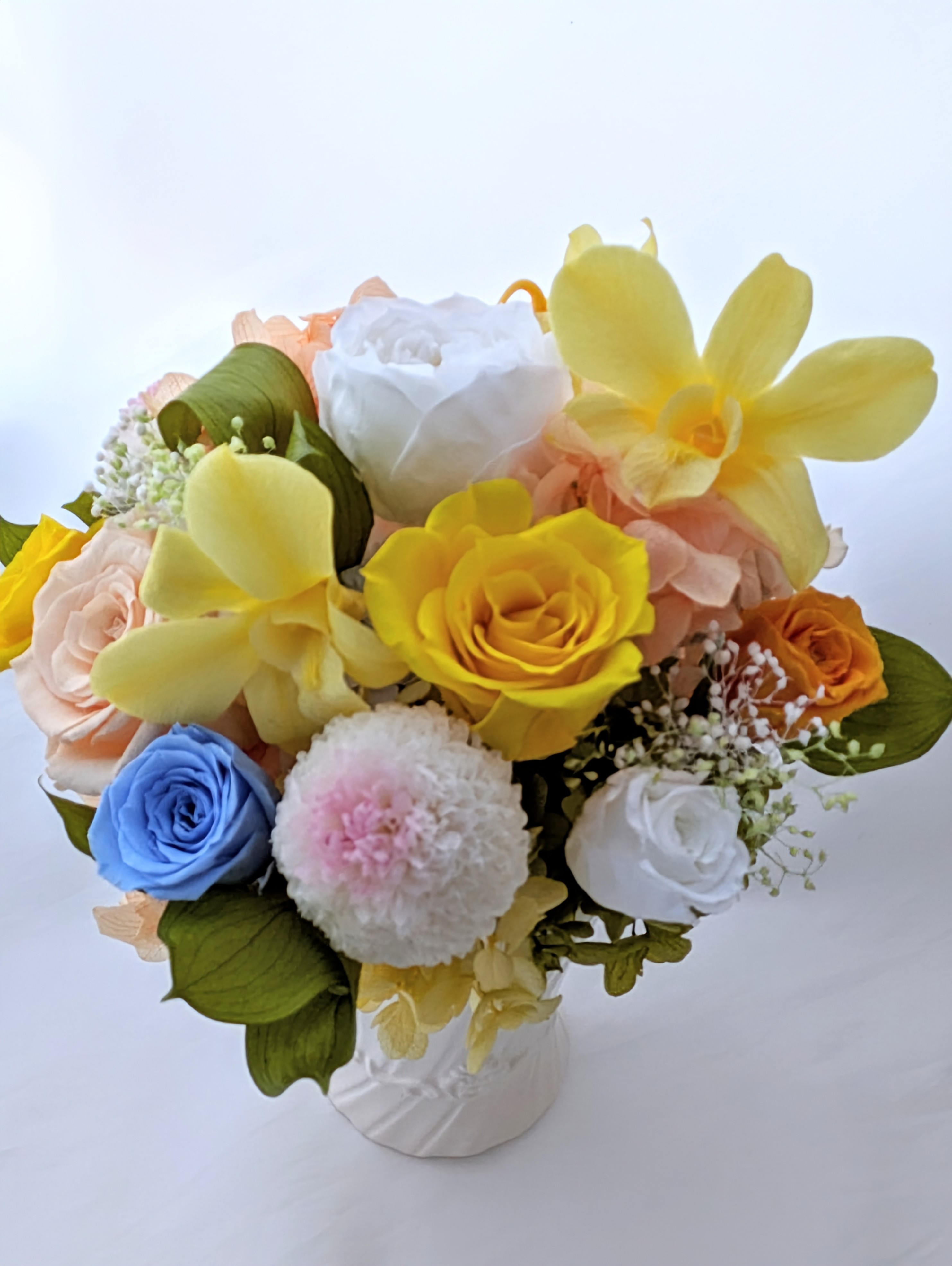 【プリザーブドフラワーアレンジ/薔薇とポンポンマム・デンファレの花畑／フラワーケース付き】