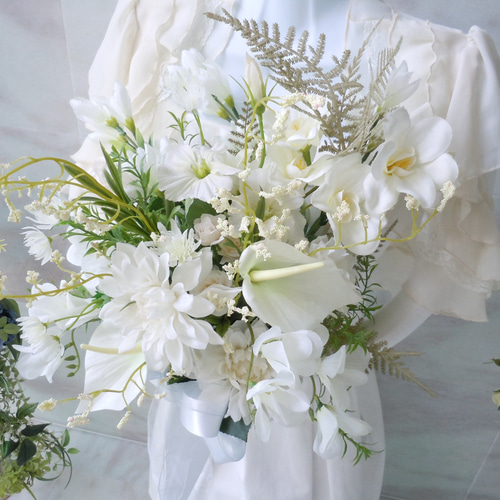 ◇ホワイトカラーのナチュラル クラッチブーケ◇ダリア＆アンスリウム