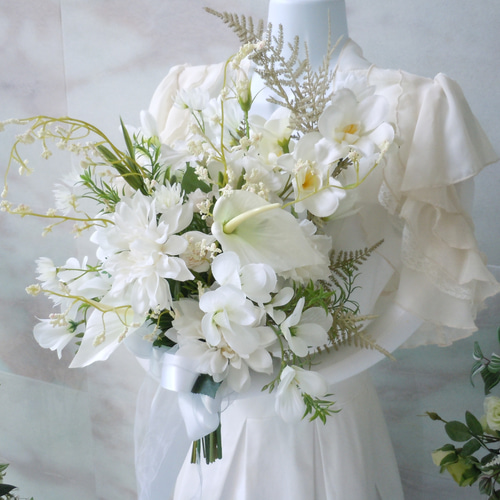 ◇ホワイトカラーのナチュラル クラッチブーケ◇ダリア＆アンスリウム