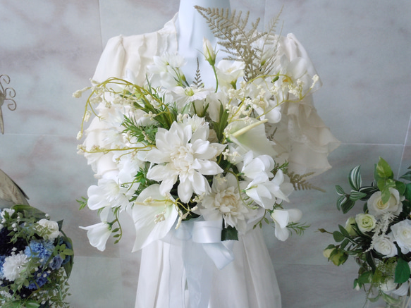 ◇ホワイトカラーのナチュラル クラッチブーケ◇ダリア＆アンスリウム