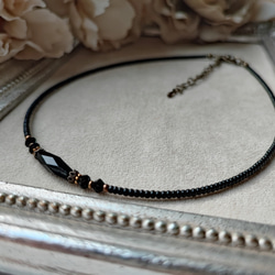 漆黒カット加工ライス型チェコビーズのチョーカー 2枚目の画像