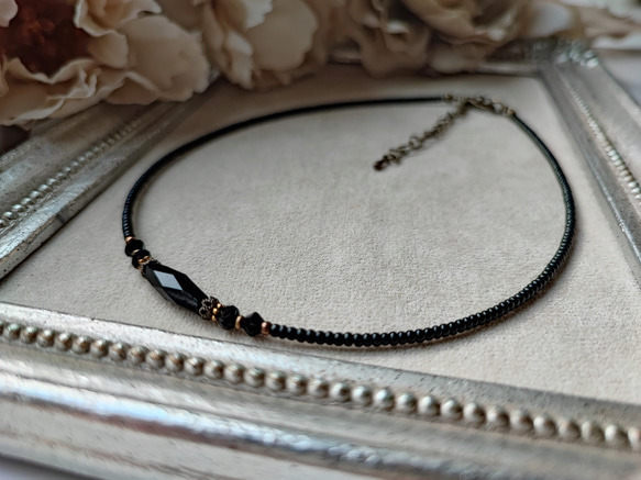 漆黒カット加工ライス型チェコビーズのチョーカー 2枚目の画像