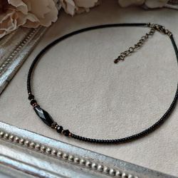 漆黒カット加工ライス型チェコビーズのチョーカー 3枚目の画像