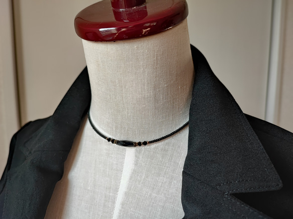 漆黒カット加工ライス型チェコビーズのチョーカー 1枚目の画像