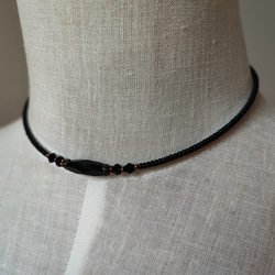 漆黒カット加工ライス型チェコビーズのチョーカー 4枚目の画像