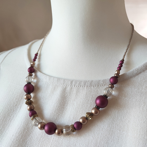 ベルベット風 ボルドー色ビーズと金筋入りビーズの少し長めのネックレス 2枚目の画像