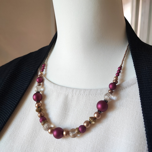ベルベット風 ボルドー色ビーズと金筋入りビーズの少し長めのネックレス 9枚目の画像