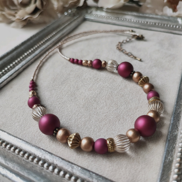 ベルベット風 ボルドー色ビーズと金筋入りビーズの少し長めのネックレス 1枚目の画像
