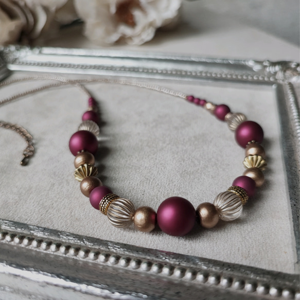 ベルベット風 ボルドー色ビーズと金筋入りビーズの少し長めのネックレス 11枚目の画像