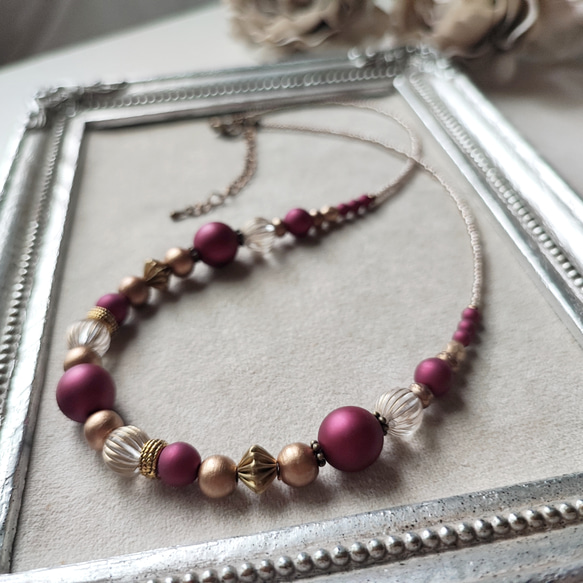 ベルベット風 ボルドー色ビーズと金筋入りビーズの少し長めのネックレス 12枚目の画像