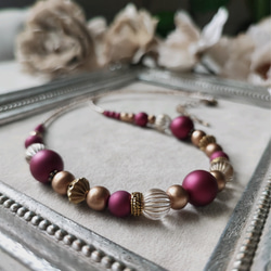 ベルベット風 ボルドー色ビーズと金筋入りビーズの少し長めのネックレス 6枚目の画像