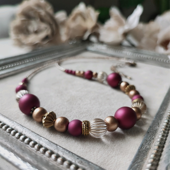 ベルベット風 ボルドー色ビーズと金筋入りビーズの少し長めのネックレス 6枚目の画像