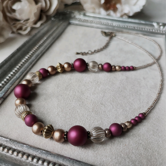 ベルベット風 ボルドー色ビーズと金筋入りビーズの少し長めのネックレス 10枚目の画像