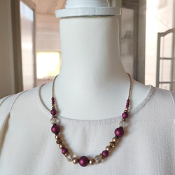 ベルベット風 ボルドー色ビーズと金筋入りビーズの少し長めのネックレス 4枚目の画像