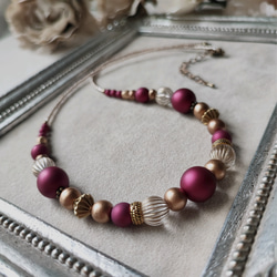 ベルベット風 ボルドー色ビーズと金筋入りビーズの少し長めのネックレス 7枚目の画像