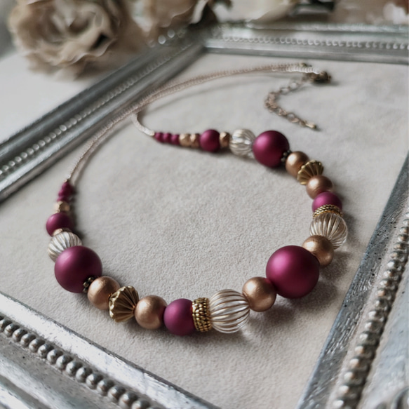 ベルベット風 ボルドー色ビーズと金筋入りビーズの少し長めのネックレス 7枚目の画像