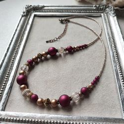 ベルベット風 ボルドー色ビーズと金筋入りビーズの少し長めのネックレス 8枚目の画像