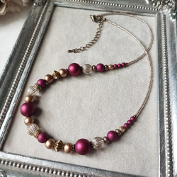 ベルベット風 ボルドー色ビーズと金筋入りビーズの少し長めのネックレス 3枚目の画像