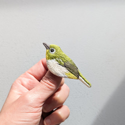 《特集掲載》メジロの刺繍ブローチ　鳥　ブローチ 2枚目の画像