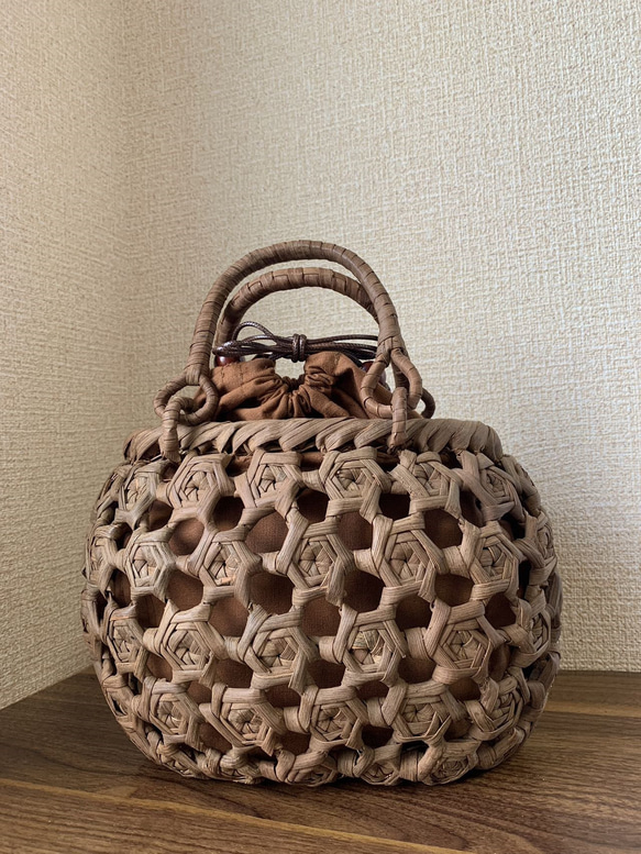 岐阜白川郷産 特大 職人手編み極細 3ミリ蔓 亀甲網代編み 山葡萄籠