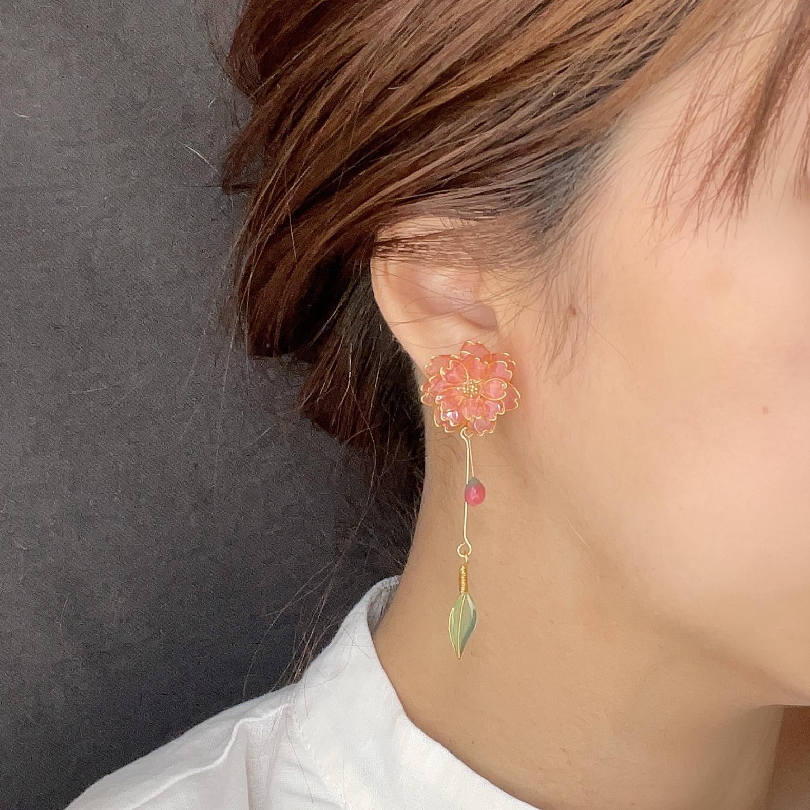 八重桜の色が変わるイヤリング/ピアス٭❀*蕾と葉が揺れる大人綺麗・ぷっくり花びら シンプルなロング耳飾 透明感 ワイヤー        Ω