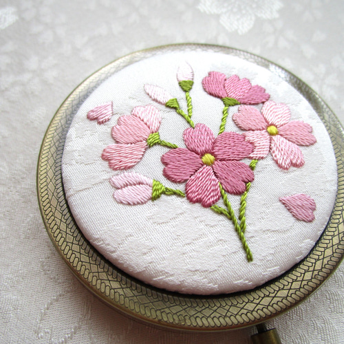 桜草＊絹のコンパクトミラーAG ◇オフホワイト◇日本刺繡 刺繍 手刺繍