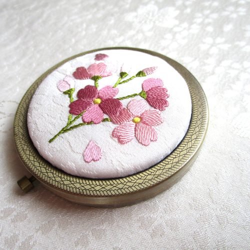 桜草＊絹のコンパクトミラーAG ◇オフホワイト◇日本刺繡 刺繍 手刺繍