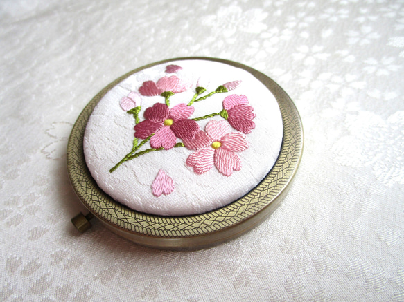 桜草＊絹のコンパクトミラーAG ◆オフホワイト◆日本刺繡 刺繍 手刺繍 花刺繍 伝統工芸 手鏡 ギフト 4枚目の画像