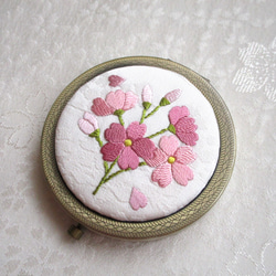 桜草＊絹のコンパクトミラーAG ◆オフホワイト◆日本刺繡 刺繍 手刺繍 花刺繍 伝統工芸 手鏡 ギフト 5枚目の画像