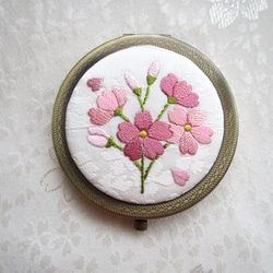 桜草＊絹のコンパクトミラーAG ◆オフホワイト◆日本刺繡 刺繍 手刺繍 花刺繍 伝統工芸 手鏡 ギフト 1枚目の画像