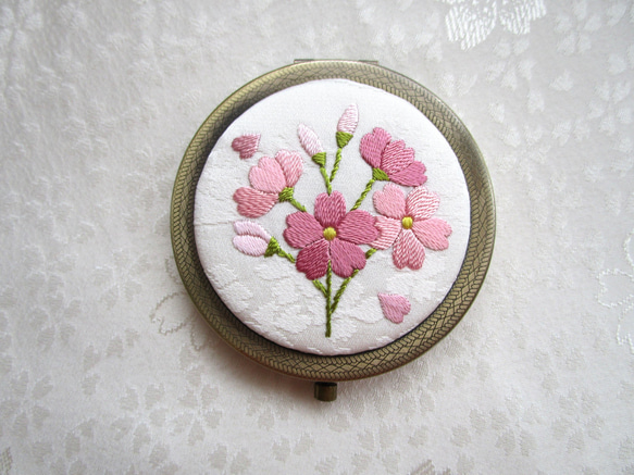 桜草＊絹のコンパクトミラーAG ◇オフホワイト◇日本刺繡 刺繍 手刺繍