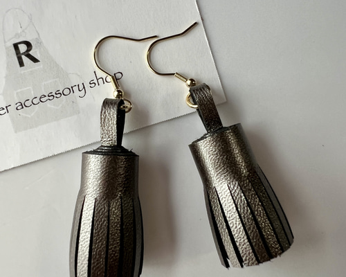 ブロンズゴールドレザータッセルピアス ピアス（フック・チェーン） R