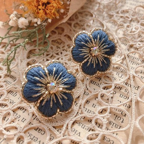 オートクチュール刺繍〜ビオラのイヤリング（ピアス）・デニム