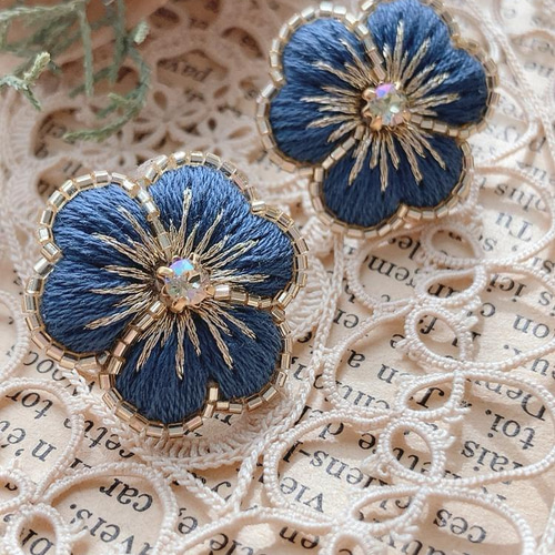 オートクチュール刺繍〜ビオラのイヤリング（ピアス）・デニムブルー