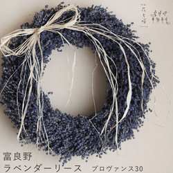 ボリューミーなクレッセントのクリスマスリース。日常使いにも。お部屋