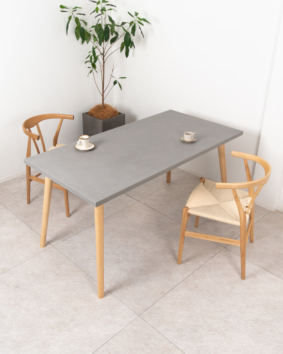 「サイズが選べる」モールテックスダイニングテーブル（木製斜め脚タイプ） / コンクリート / モルタル 1枚目の画像