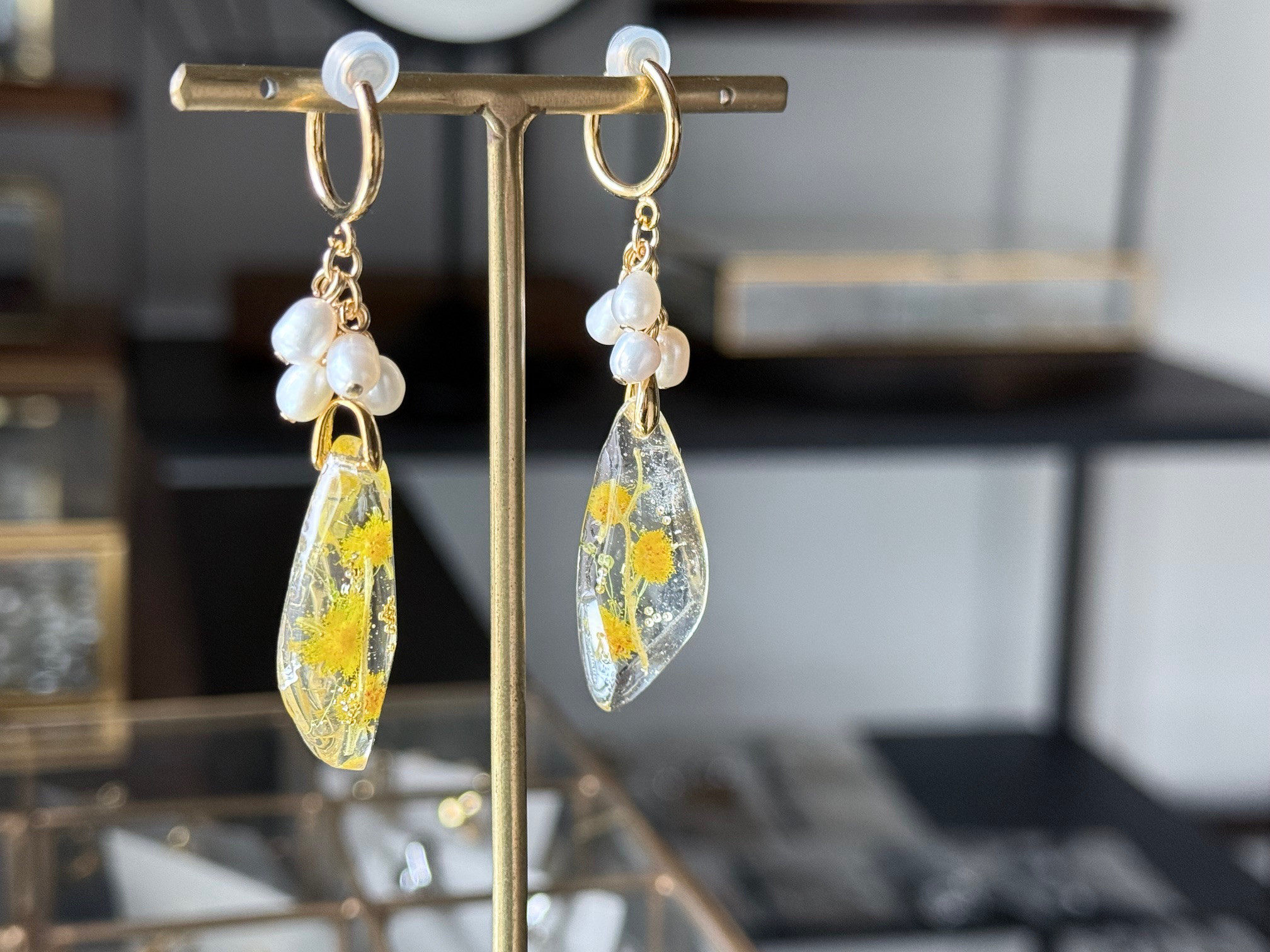 感謝とやさしさを、耳元に重ねて。ミモザと淡水パールがそっと寄り添うフープイヤリング【6月の誕生石】 4,488円